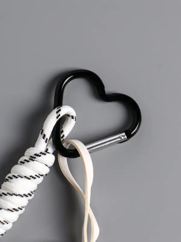 Брелок на карабине кожзам, текстиль "Медведь" белый, с узлом 27х8,8х1,5 см