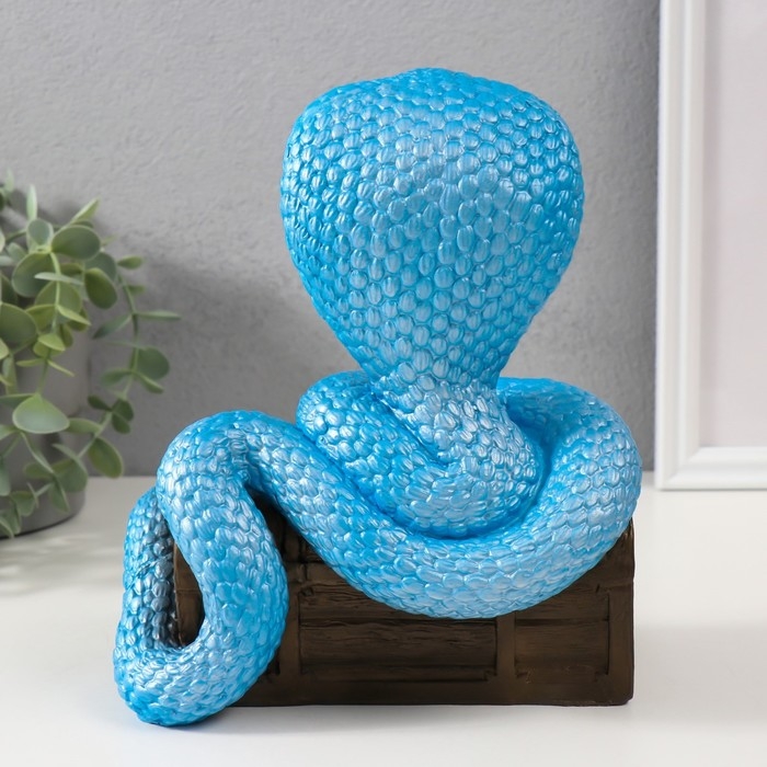 Фигурка "КОБРА НА СУНДУКЕ"  20  х 17  х 12 см.