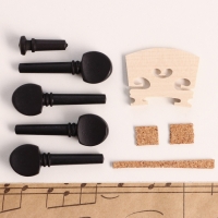 Набор аксессуаров для скрипки: Подставка, Колки, подбородник, струнодержатель, 1/2 Набор аксессуаров для скрипки: Подставка, Колки, подбородник, струнодержатель, 1/2