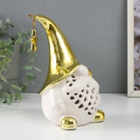 Сувенир керамика свет "Гном в золотом колпаке со звездой" белый 11,6х10,7х19,3 см Сувенир керамика свет "Гном в золотом колпаке со звездой" белый 11,6х10,7х19,3 см