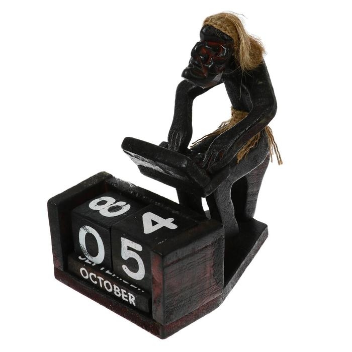 Сувенир календарь &laquo;Абориген с компьютером&raquo;, 15&times;11&times;10 см, дерево