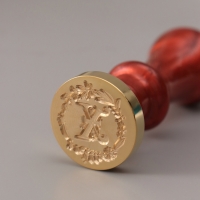 Печать для сургуча с пластиковой ручкой "Венок с буквой X" 2,5х2,5х6,3 см Печать для сургуча с пластиковой ручкой "Венок с буквой X" 2,5х2,5х6,3 см