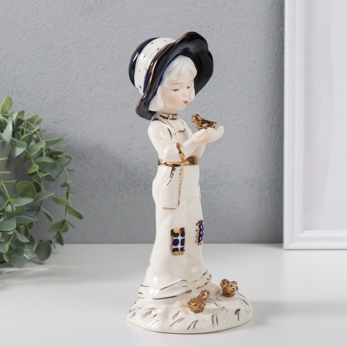 Сувенир керамика Сувенир керамика "Девочка с птичкой в ладошках, в шляпке" кобальт 9,5х9,7х22 см