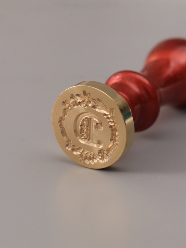 Печать для сургуча с пластиковой ручкой "Венок с буквой D" 2,5х2,5х6,3 см