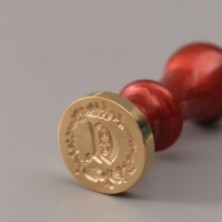 Печать для сургуча с пластиковой ручкой "Венок с буквой D" 2,5х2,5х6,3 см Печать для сургуча с пластиковой ручкой "Венок с буквой D" 2,5х2,5х6,3 см