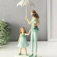 Сувенир полистоун "Мама с детьми в вязанных нарядах, под зонтом" 7,5х12,5х24 см