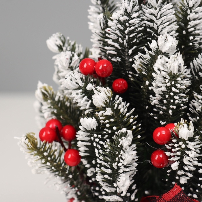 Искусственная ёлка заснеженная настольная &laquo;Зимнее волшебство. С ягодками&raquo; в мешочке, 17 см, ветки литые отгибаются