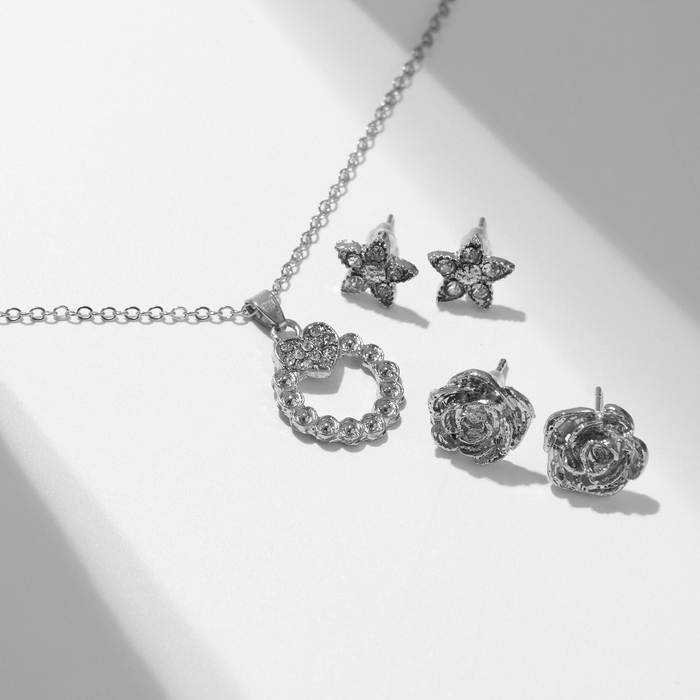 Гарнитур 4 предмета: серьги (3 пары), кулон &laquo;Цветочный набор&raquo;, цвет белый в серебре, 45 см