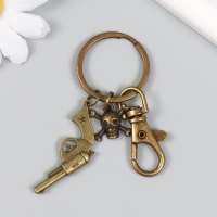 Брелок металл с карабином "Револьвер и череп" бронза 7,5 см