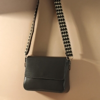 Ручка для сумки «Гусиная лапка», стропа, с карабинами, 139 ± 3 × 3,8 см, цвет чёрный/белый Ручка для сумки «Гусиная лапка», стропа, с карабинами, 139 ± 3 × 3,8 см, цвет чёрный/белый