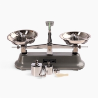 Весы лабораторные, с набором гирь 2000 г.