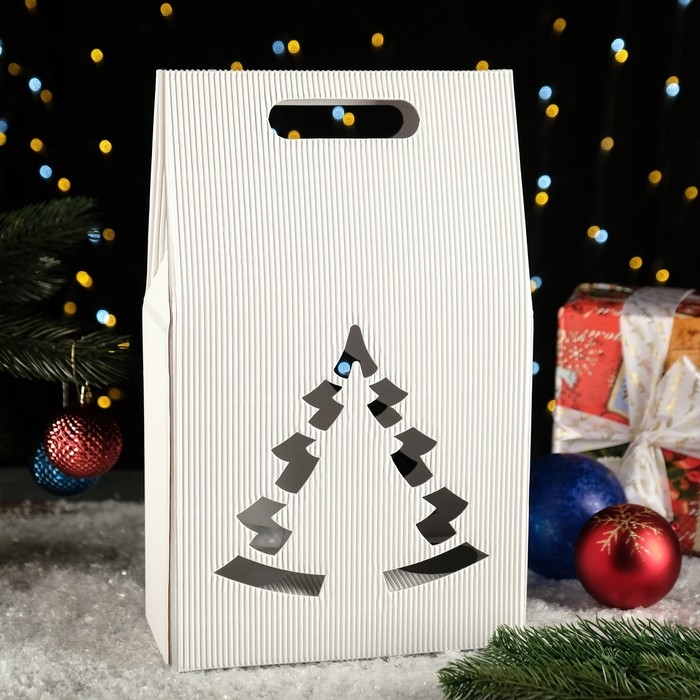Новый год. Подарочная коробка Новый год. Подарочная коробка "Сумка с ёлкой" бел./бел., 24 х 13,5 х 40 см.