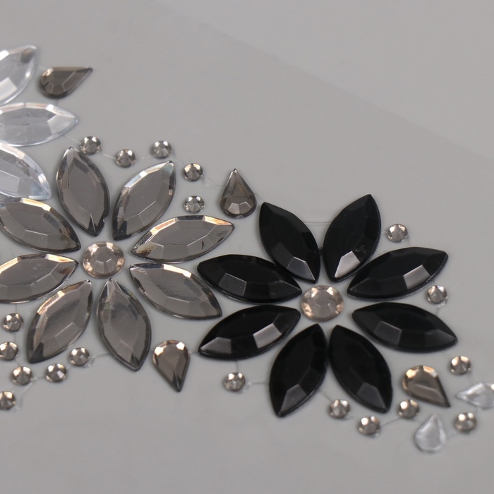 Наклейка пластик стразы на лицо Наклейка пластик стразы на лицо "Три цветка" серые оттенки 14,5х16 см