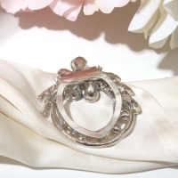 Зажим для платка &laquo;Цветок&raquo;, цвет бело-синий в сером металле