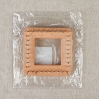 Устройство для плетения, деревянное, с металлическими штырями, 10 &times; 10 &times; 3,5 см