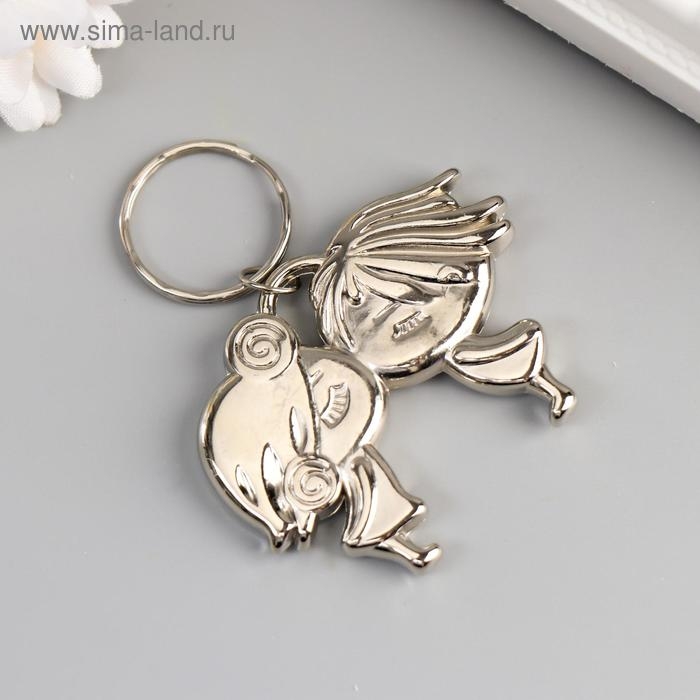 Брелок пластик под металл "Поцелуй" серебро 4х5,7 см