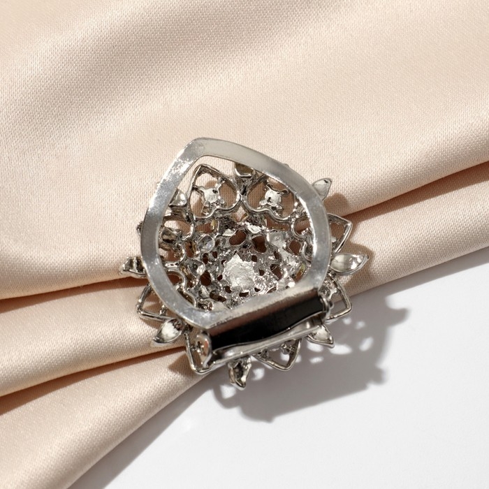 Зажим для платка &laquo;Цветок&raquo; изящный, цвет радужно-розовый в серебре