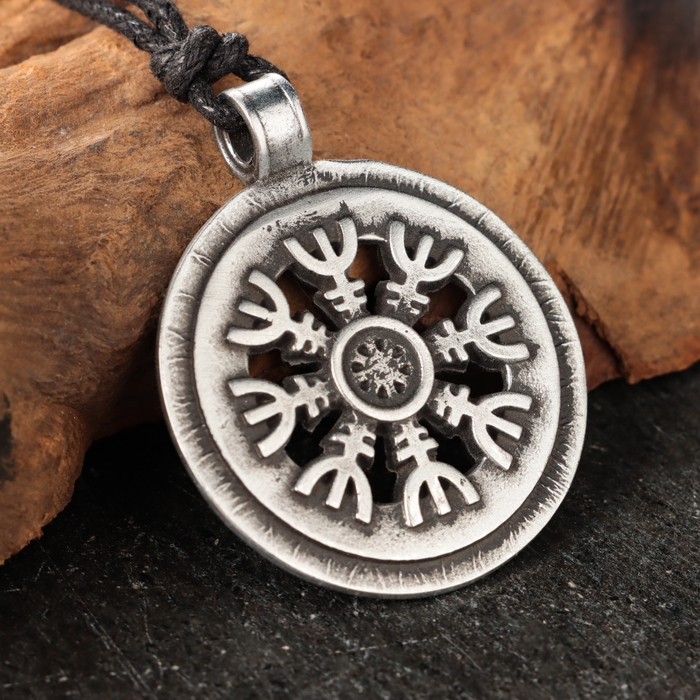 Амулет Амулет "Агисхьяльм" с камнем гранат, 35х42 мм, металлический