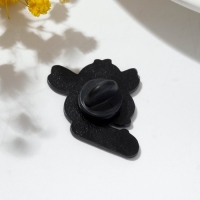 Значок &laquo;Цыплёнок&raquo; на скейте, цветной в чёрном металле