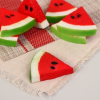 Муляж "Долька арбуза" 5х5 см (фасовка 20 шт) Муляж "Долька арбуза" 5х5 см (фасовка 20 шт)