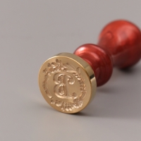 Печать для сургуча с пластиковой ручкой "Венок с буквой B" 2,5х2,5х6,3 см