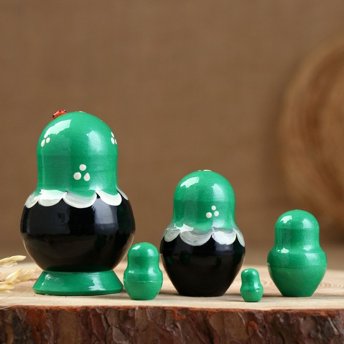 Матрёшка &laquo;Божья коровка&raquo;, зелёное платье, 5 кукольная, 10-12 см