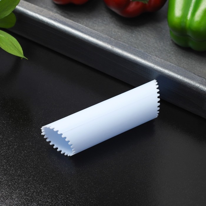 Трубка для чистки чеснока Доляна &laquo;Тирик&raquo;, 12&times;3,5 см, цвет голубой