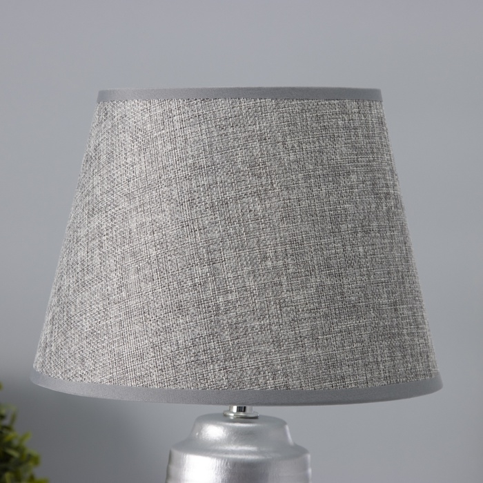 Настольная лампа с абажуром RISALUX «Удача», 1×Е14, 40 Вт, серый, 22×22×39 см Настольная лампа с абажуром RISALUX «Удача», 1×Е14, 40 Вт, серый, 22×22×39 см