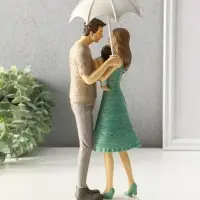 Сувенир полистоун "Папа, мама и малыш в вязанных нарядах, под зонтом" 8,5х9,5х25,5 см