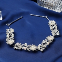 Аксессуар для волос "Берта" (с невидимками) цветы, листья, 23,5 см, серебристо-белый Аксессуар для волос "Берта" (с невидимками) цветы, листья, 23,5 см, серебристо-белый