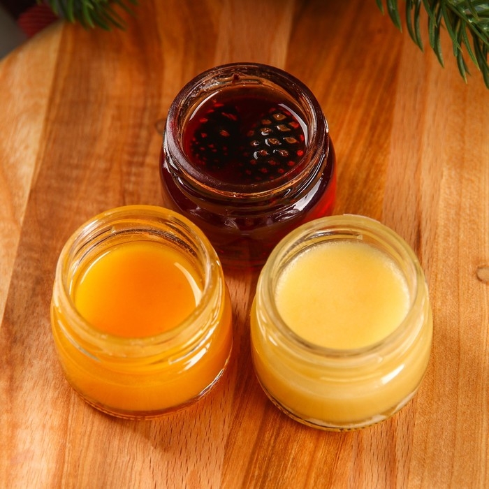 Набор &laquo;Светлых праздников&raquo; : 2 крем-меда и варенье с шишками по 30 г.