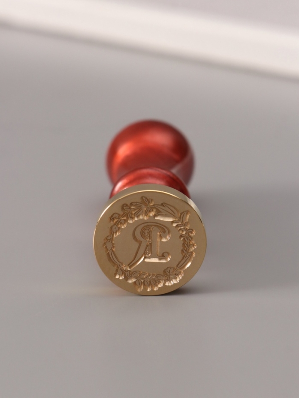 Печать для сургуча с пластиковой ручкой "Венок с буквой R" 2,5х2,5х6,3 см