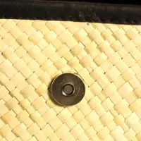 Сумка плетёная на застёжке из пандана 30х10х35 см, бежево-чёрный