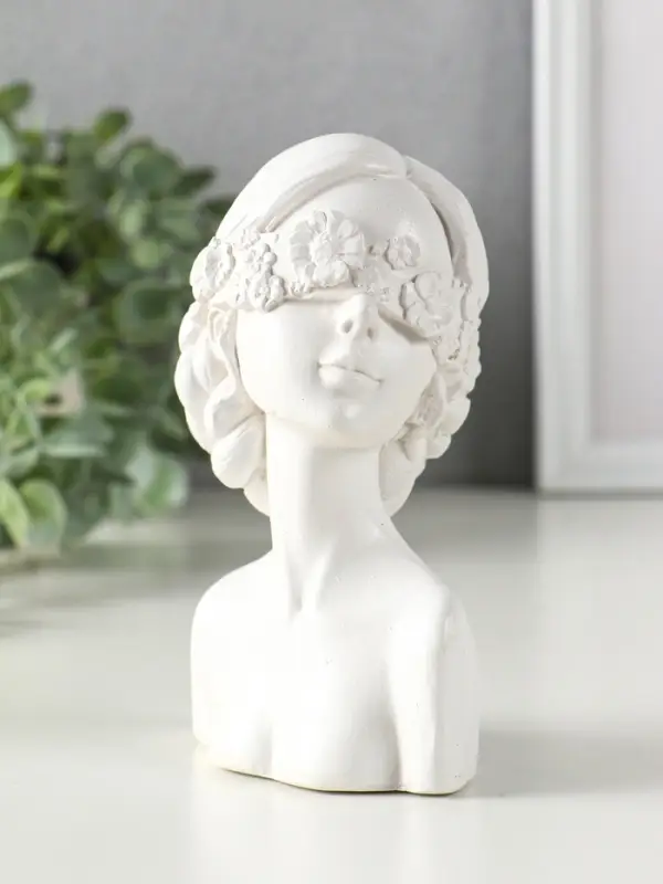 Статуэтка интерьерная "Девушка с повязкой на глазах", 14,3х9,5х7 см