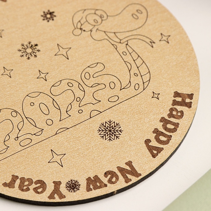 Подставка с символом года под горячее "Змейка в шапочке с 2025", диаметр - 9,5 см 1049880