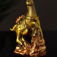 Статуэтка "Конь с мухой" 8х6х3 см, цвет золото