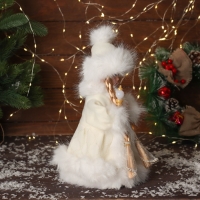 Снегурочка "В пушистой шубке, с фонариком" двигается, с подсветкой, 30х18 см, молочный Снегурочка "В пушистой шубке, с фонариком" двигается, с подсветкой, 30х18 см, молочный