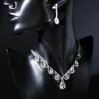 Набор 2 предмета: серьги, колье &laquo;Листопад&raquo; капли, одна нить, цвет белый в серебре, 35 см