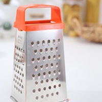 Тёрка &laquo;Универсал&raquo;, 4 грани, с крышкой-дозатором и пластиковой ручкой, 11&times;8,5&times;22 см, цвет МИКС