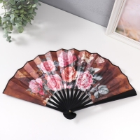 Веер пластик, текстиль h=26,5 см "Крупные розы на кофейном фоне" Веер пластик, текстиль h=26,5 см "Крупные розы на кофейном фоне"