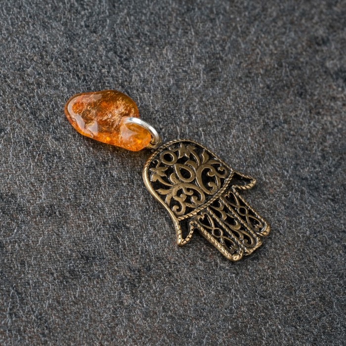 Брелок-талисман "Хамса", натуральный янтарь