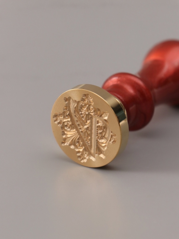 Печать для сургуча с пластиковой ручкой "Буква V на вензеле" 2,5х2,5х6,3 см