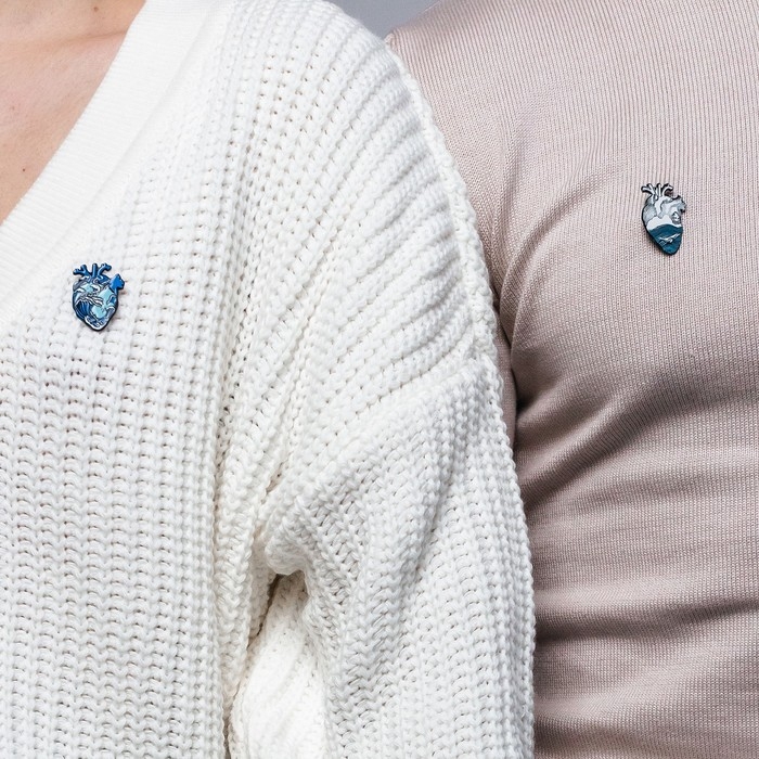 Значки-неразлучники &laquo;Сердца&raquo; бэст фрэндс, цвет бело-голубой в чёрном металле