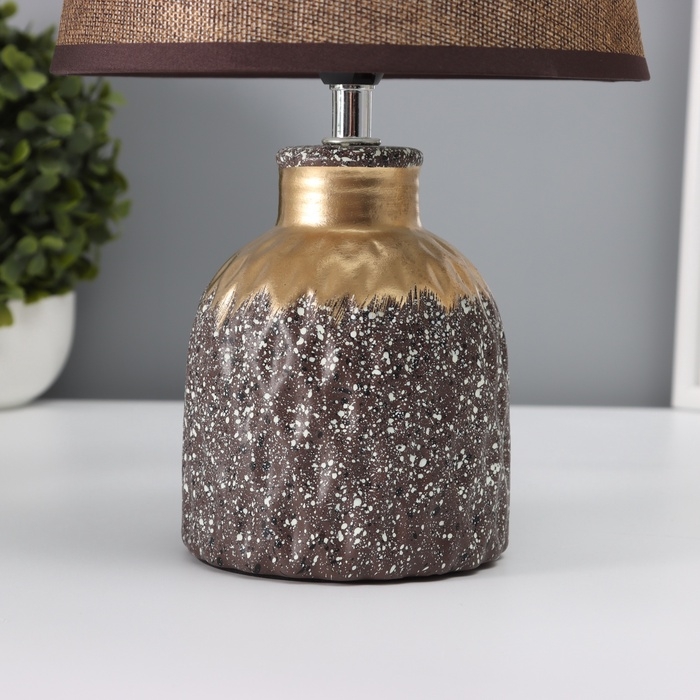 Настольная лампа с абажуром RISALUX «Овация», 1×Е14, 40 Вт, кофейный/золото, 22×22×31 см Настольная лампа с абажуром RISALUX «Овация», 1×Е14, 40 Вт, кофейный/золото, 22×22×31 см