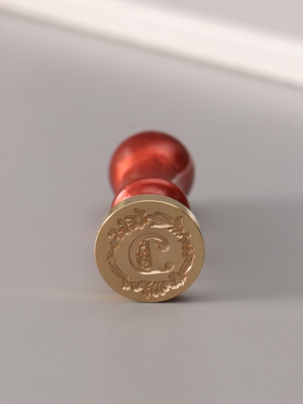 Печать для сургуча с пластиковой ручкой "Венок с буквой D" 2,5х2,5х6,3 см