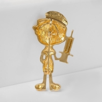 Брошь &laquo;Медсестра&raquo; с уколом, цветная в золоте