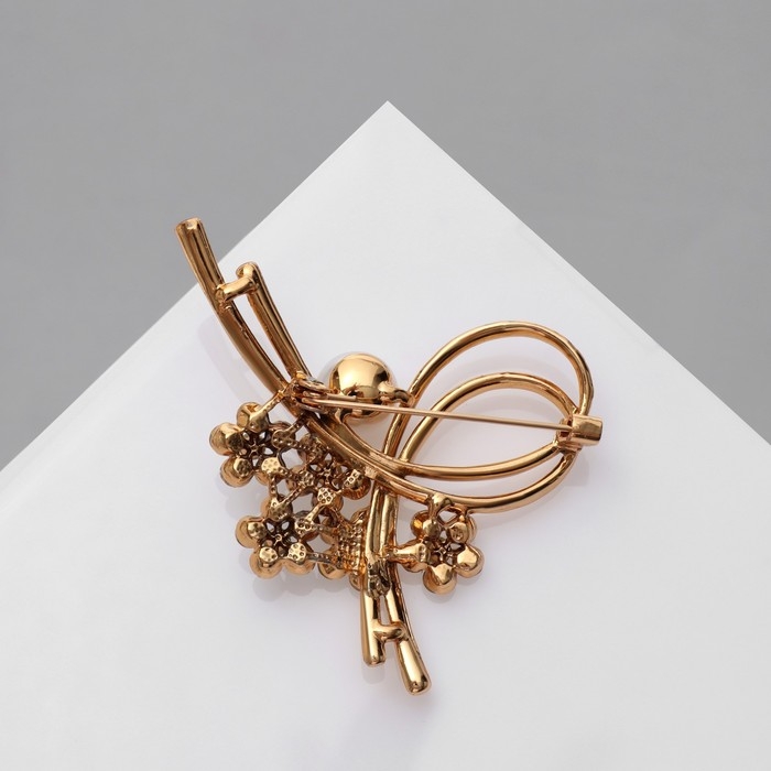 Брошь &laquo;Завиток&raquo; с бусиной и цветами, цвет белый в золоте