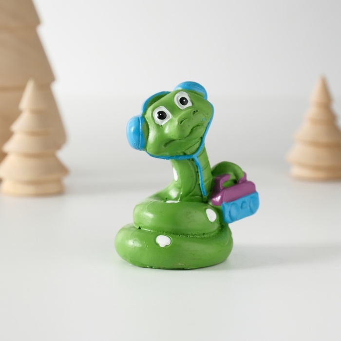 Сувенир полистоун "Змей в наушниках с магнитофоном" 5,8х5,8 см