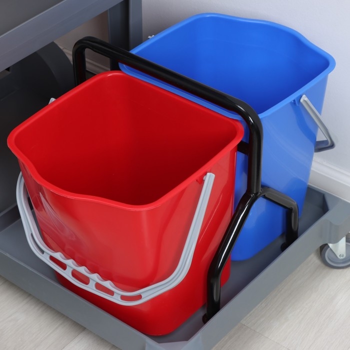 Многофункциональная тележка для клининга с вёдрами, отжимом и лотками, цвет серый Многофункциональная тележка для клининга с вёдрами, отжимом и лотками, цвет серый