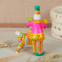 Филимоновская игрушка &laquo;Папа учит сына&raquo;